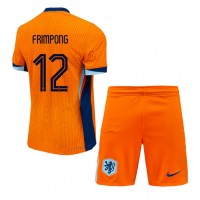 Camiseta Países Bajos Jeremie Frimpong #12 Primera Equipación para niños Eurocopa 2024 manga corta (+ pantalones cortos)